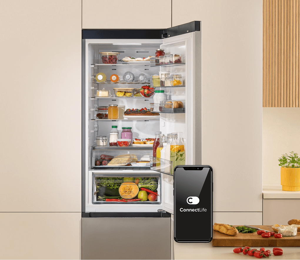 Otwarta chłodziarka Gorenje BigVolume wypełniona produktami oraz ekran smartfona z nazwą aplikacji ConnectLife