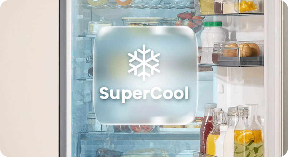 Ikona płatka śniegu reprezentująca funkcję Smart SuperCool na tle otwartej chłodziarki Gorenje