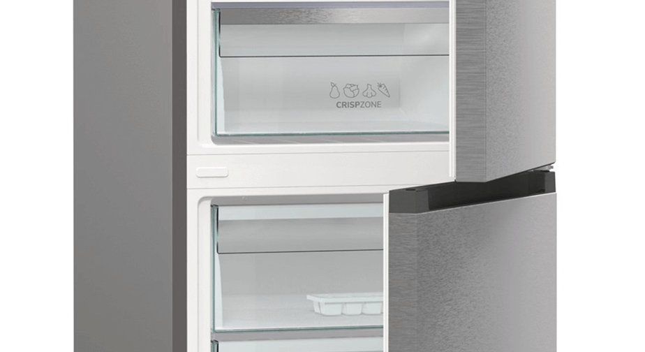 Puste wnętrze nie w pełni otwartej lodówki Gorenje BigVolume