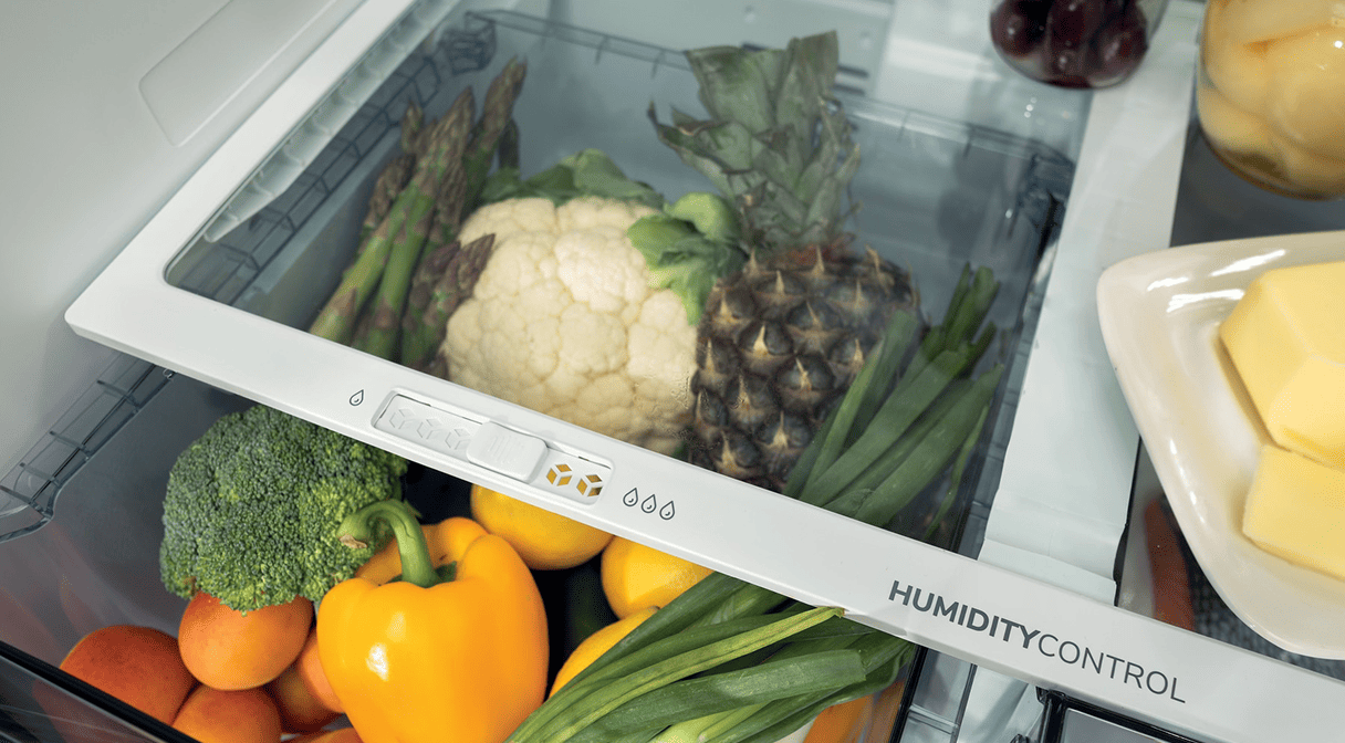 Szuflada lodówki Gorenje z funkcją HumidityControl, wypełniona świeżymi warzywami i owocami.