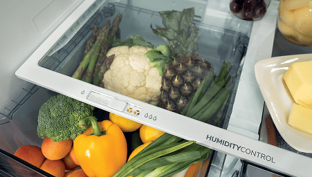 Szuflada lodówki Gorenje z funkcją HumidityControl, wypełniona świeżymi warzywami i owocami.