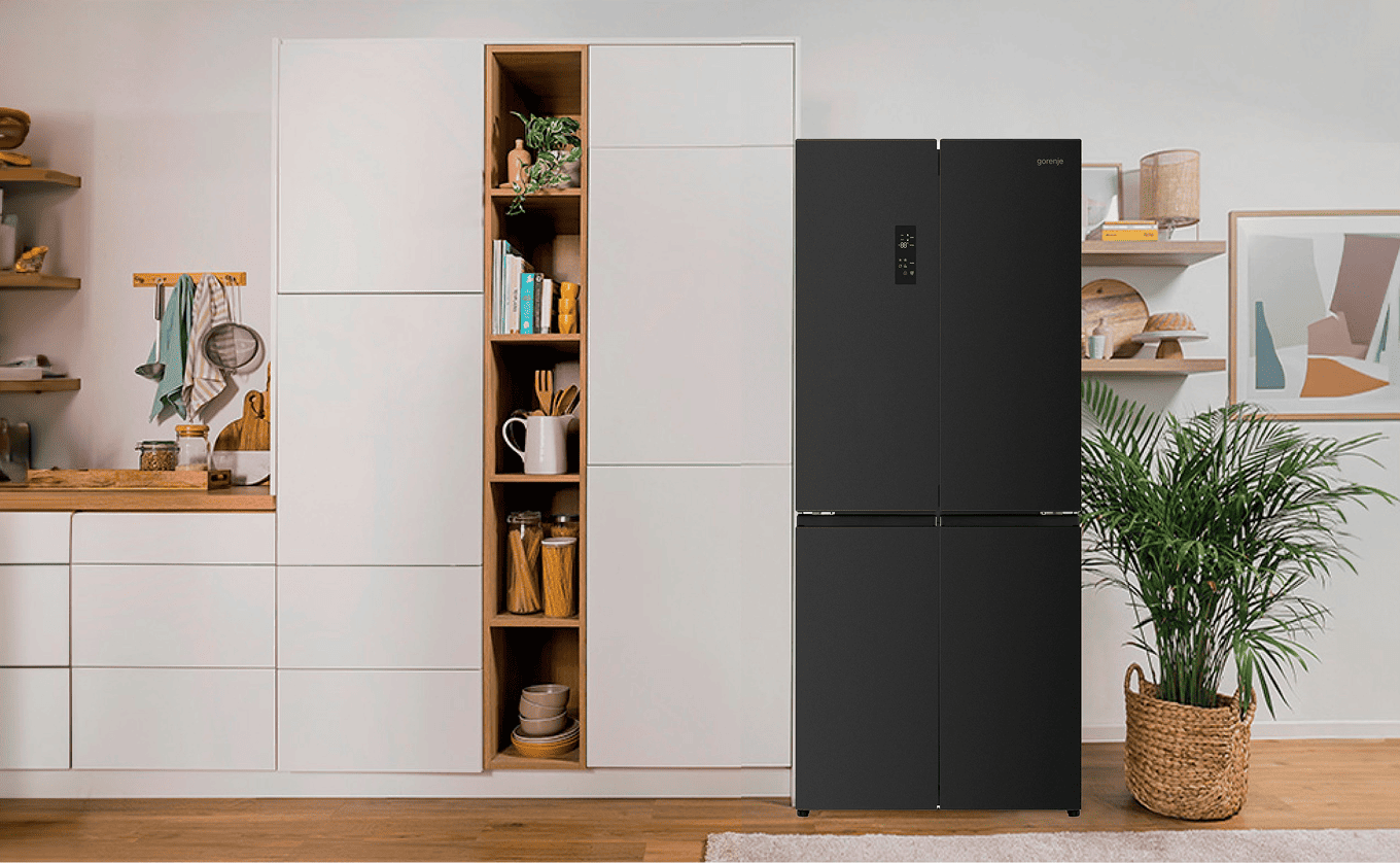 Lodówka Gorenje w jasnej, nowoczesnej kuchni