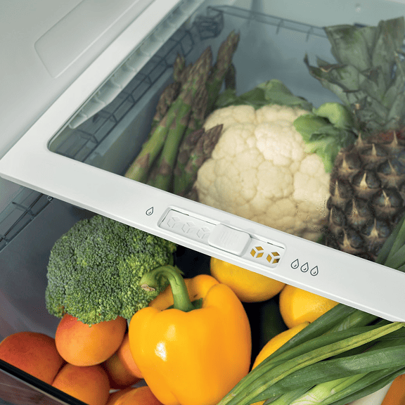 Szuflada lodówki Gorenje z funkcją HumidityControl, wypełniona świeżymi warzywami i owocami.