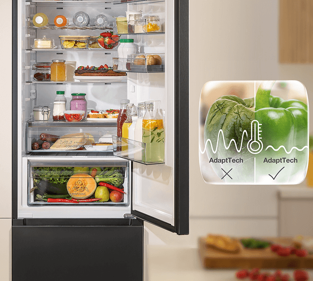 Otwarta lodówka Gorenje BigVolume i papryka podzielona na pół - po lewej zgniła, po prawej świeża dzięki systemowi AdaptTech