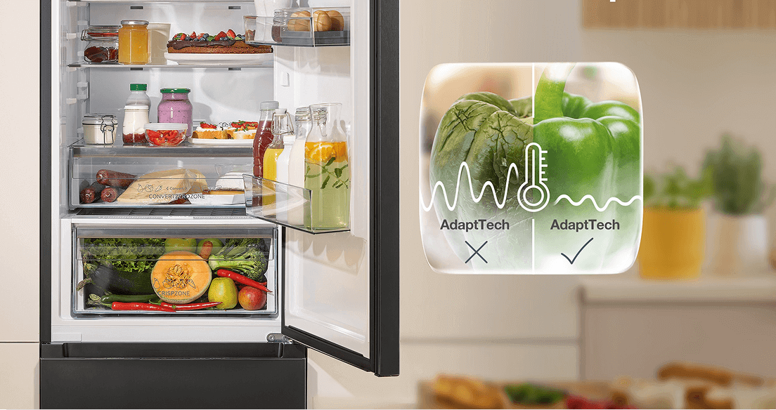 Otwarta lodówka Gorenje BigVolume i papryka podzielona na pół - po lewej zgniła, po prawej świeża dzięki systemowi AdaptTech