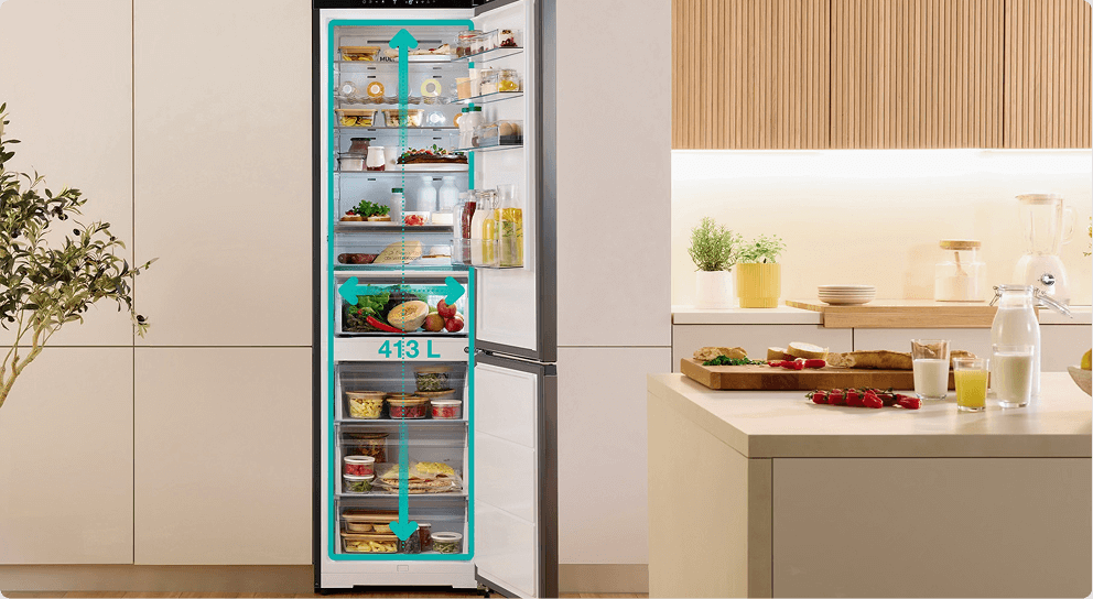 Otwarta lodówka do obudowy Gorenje BigVolume w jasnej, przestrzennej kuchni oraz zaznaczona pojemność 413 litrów