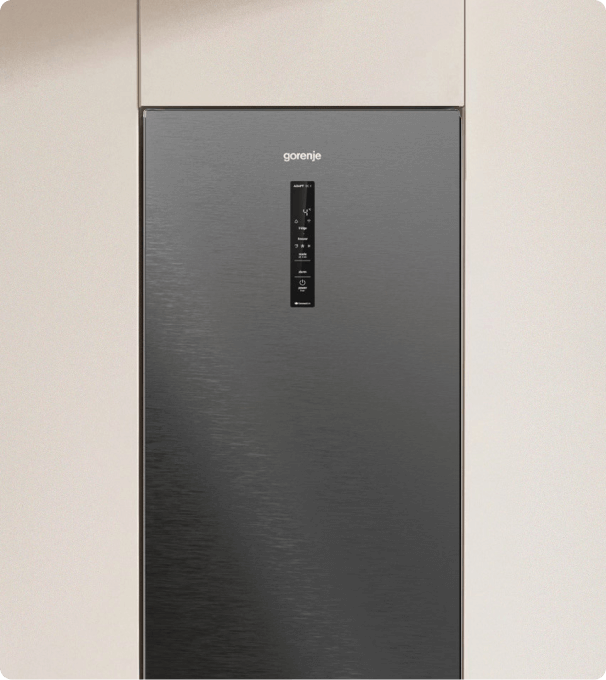 Czarna lodówka Gorenje BigVolume obudowana białymi szafkami - widok od przodu