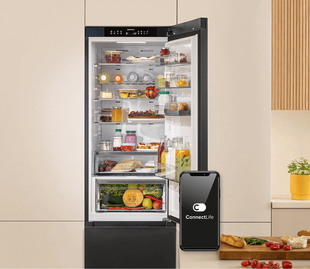 Otwarta chłodziarka Gorenje BigVolume wypełniona produktami oraz ekran smartfona z nazwą aplikacji ConnectLife