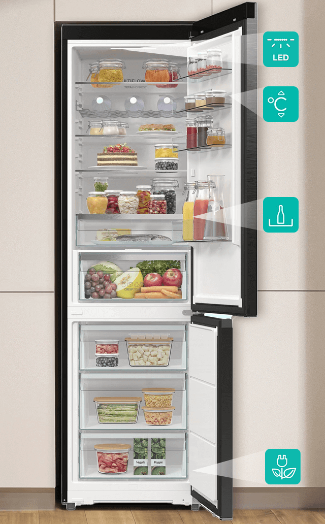 Otwarta lodówka do obudowy Gorenje z wyszczególnionymi elementami: oświetlenie LED, panel sterowania, sprężarka i półki XXL