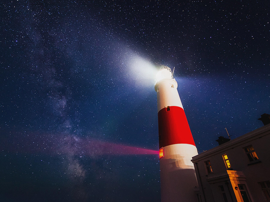 A lighthouse is shining light from its beacon. The stars look less vivid and clear without Fine HDR Pro technology. S95BATXXH