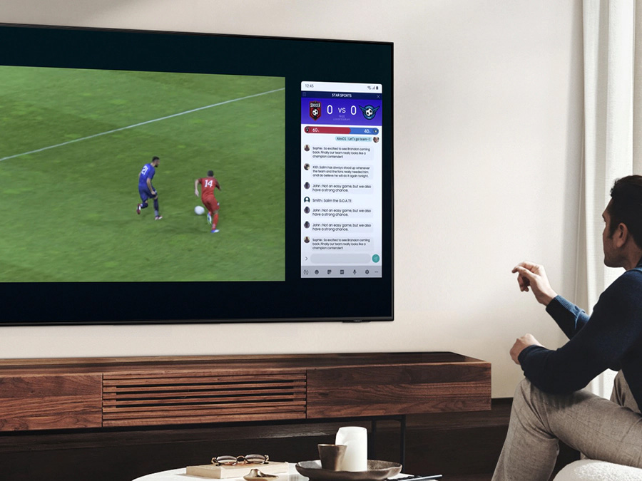 Mężczyzna oglądający mecz na TV Samsung OLED 4K S95B (2022). S95BATXXH