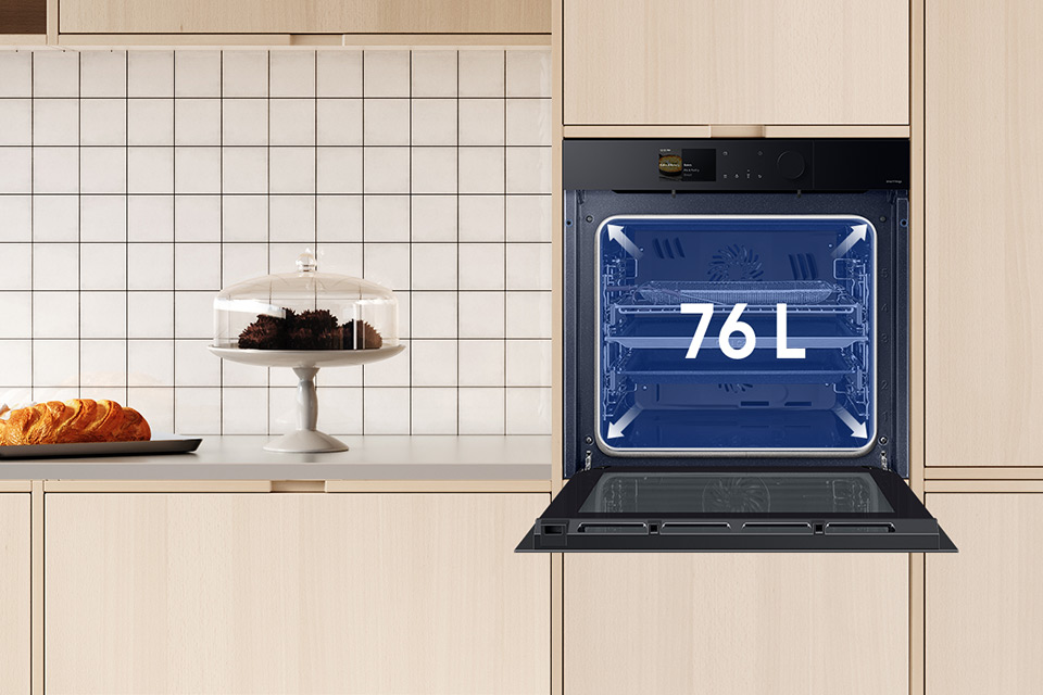 Pojemna komora piekarnika Samsung w jasnym pomieszczeniu kuchennym