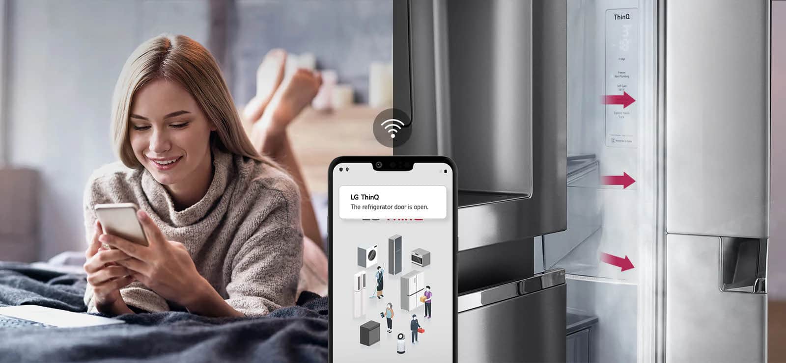 Na jednym zdjęciu kobieta leży na łóżku i patrzy na ekran telefonu. Na drugim zdjęciu widać lodówkę z niezamkniętymi drzwiami. Na pierwszym planie obu zdjęć znajduje się ekran telefonu, na którym widać powiadomienia aplikacji LG ThinQ, a nad telefonem znajduje się ikona Wi-Fi.