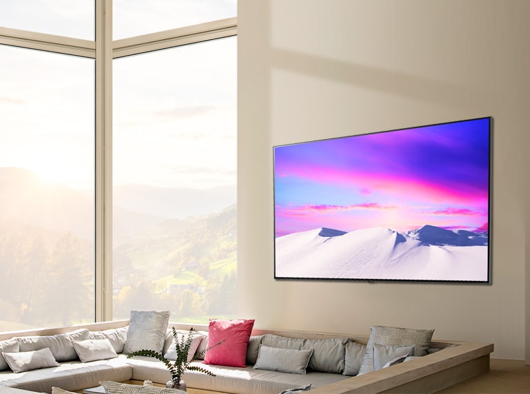 Scena przedstawiająca duży i smukły telewizor LG NanoCell TV wiszący na ścianie.