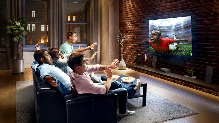 Ta karta opisuje virtual surround plus. Rodzina siedząca na kanapie i oglądająca mecz piłki nożnej w telewizji.
