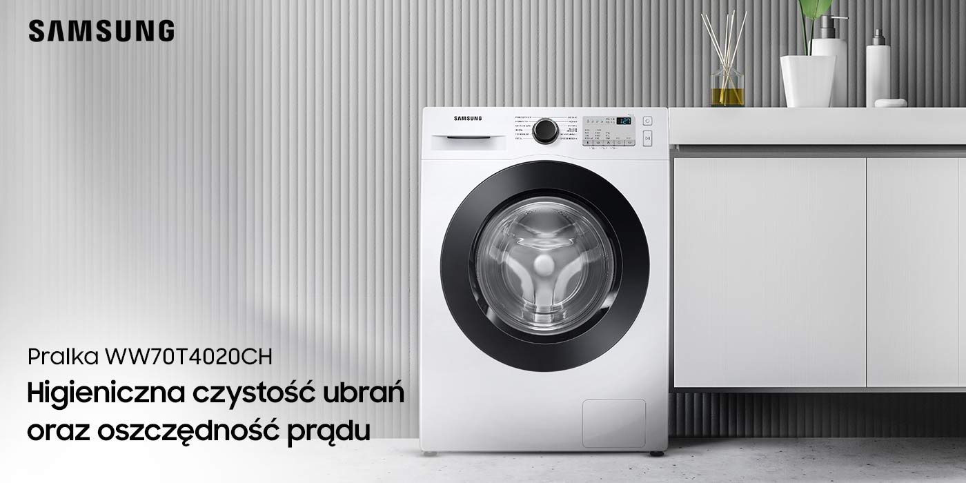 Pralka Samsung jest w łazience a obok znajduje się biała wisząca szafka 