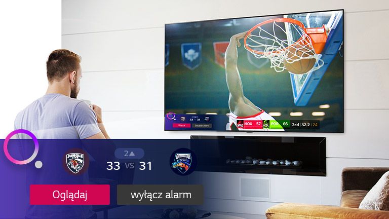 Ekran telewizora przedstawiający scenę z meczu koszykówki i powiadomienie sportowe