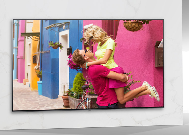 Plakat filmu Vaiana Disneya na ekranie telewizora
