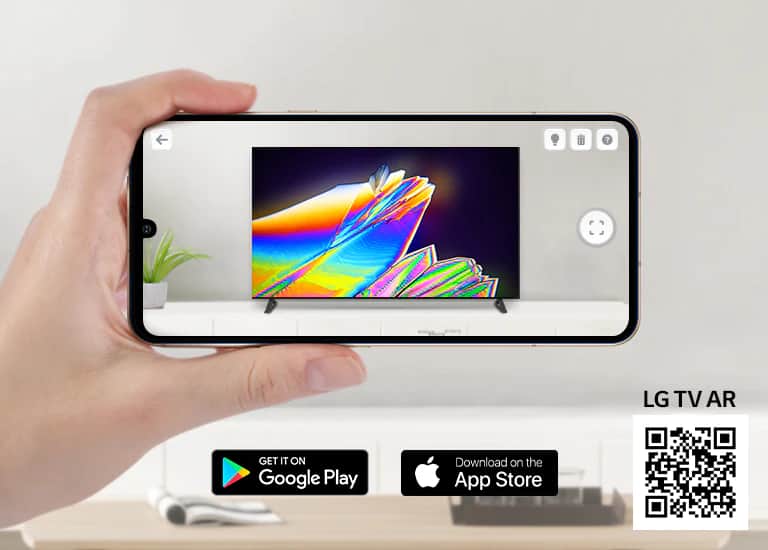 Osoba używająca aplikacji LG TV AR na telefonie i kod QR prowadzący do aplikacji LG TV AR (http://www.lgtvism.com/lgtvar)