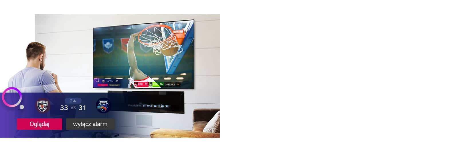 Ekran telewizora przedstawiający scenę z meczu koszykówki i powiadomienie sportowe