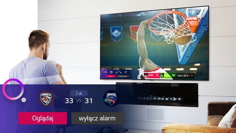 Ekran telewizora przedstawiający scenę z meczu koszykówki i powiadomienie sportowe