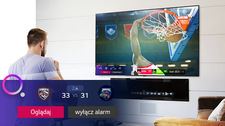 Ekran telewizora przedstawiający scenę z meczu koszykówki i powiadomienie sportowe