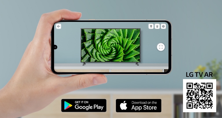 Osoba używająca aplikacji LG TV AR na telefonie i kod QR prowadzący do aplikacji LG TV AR (http://www.lgtvism.com/lgtvar)