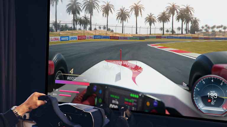 Zbliżenie na gracza trzymającego kierownicę wyścigową podczas gry w wyścigi na telewizorze.