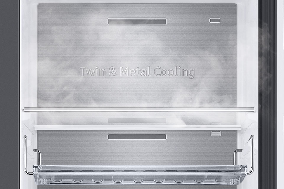 Wnętrze lodówki z panelem Metal Cooling