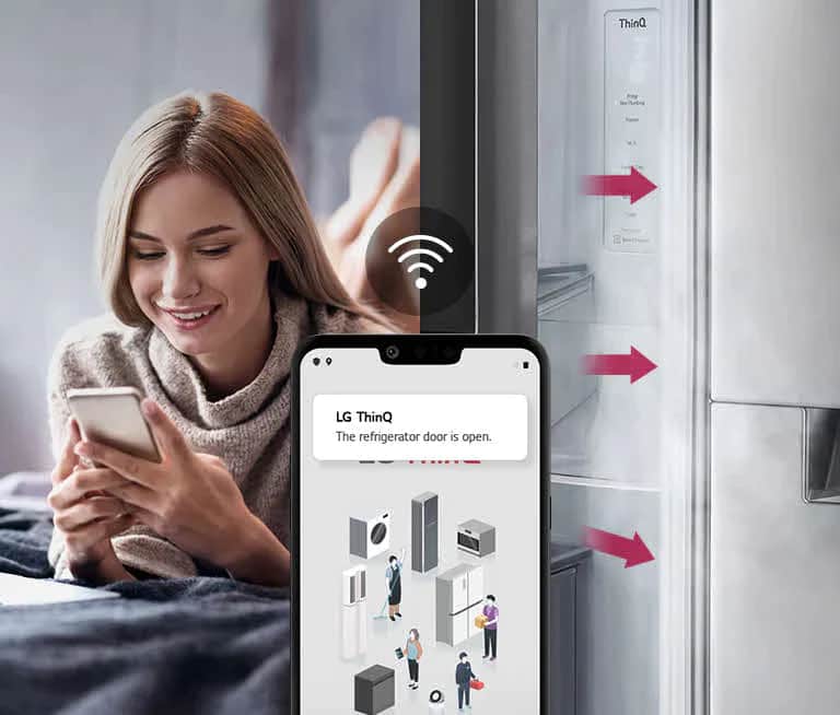Na jednym zdjęciu kobieta leży na łóżku i patrzy na ekran telefonu. Na drugim zdjęciu widać lodówkę z niezamkniętymi drzwiami. Na pierwszym planie obu zdjęć znajduje się ekran telefonu, na którym widać powiadomienia aplikacji LG ThinQ, a nad telefonem znajduje się ikona Wi-Fi.