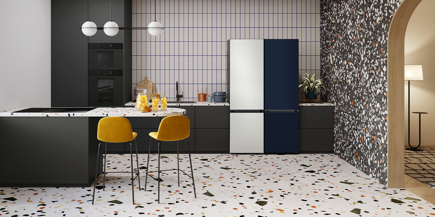 Zdjęcie pokazuje dostępną w Neonet lodówkę BESPOKE w wersji dwumodułowej, z frontami w kolorach alabastrowej bieli i eleganckiego granatu, dopasowanymi do estetyki nowoczesnego kuchennego wnętrza