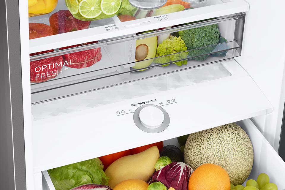 Pokazana na zdjęciu komora Optimal Fresh + posiada specjalny separator, pozwalający na przechowywanie różnych artykułów spożywczych w odmiennych warunkach