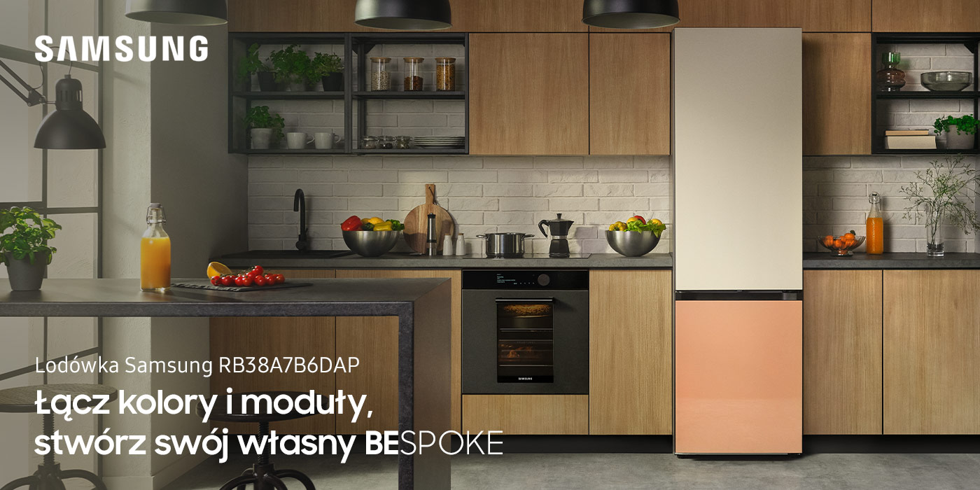 Zdjęcie dostępnej w ofercie Neonet lodówki Samsung BESPOKE RB38A7B6DAP/EF pokazuje chłodziarko-zamrażarkę w przykładowej aranżacji kuchennej, z dopasowanymi pod kolor panelami drzwiowymi