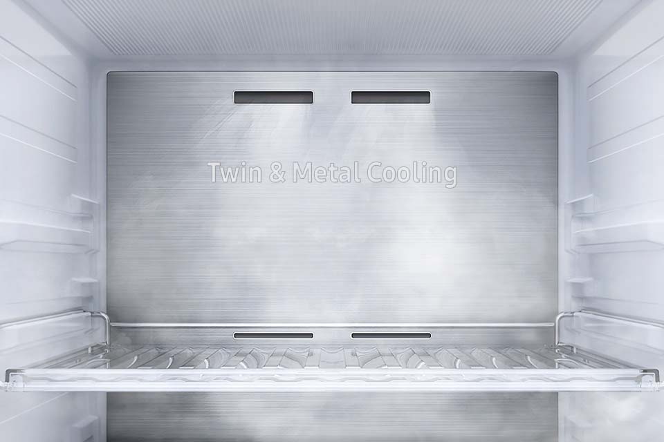 Wizualizacja przedstawia panel Metal Cooling zapobiegający oscylacji temperatury w górnej komorze Samsung BESPOKE