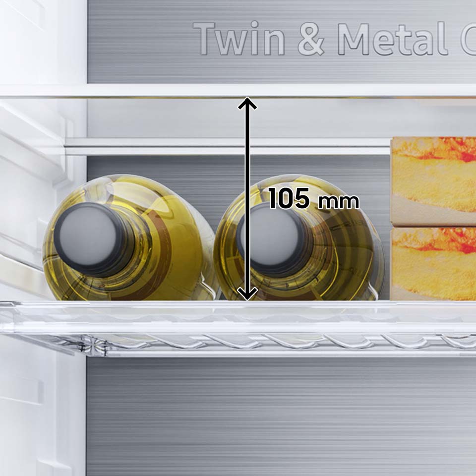 Grafika przedstawia wysoką na 105 mm półkę na butelki i napoje w kartonowych opakowaniach, zaprojektowaną dla lodówek Samsung BESPOKE