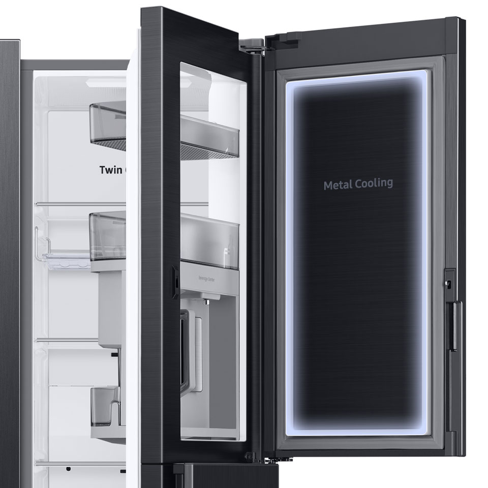 Na zdjęciu dokładnie widać jak wygląda konstrukcja drzwi Showcase i pokrywający je panel Metal Cooling