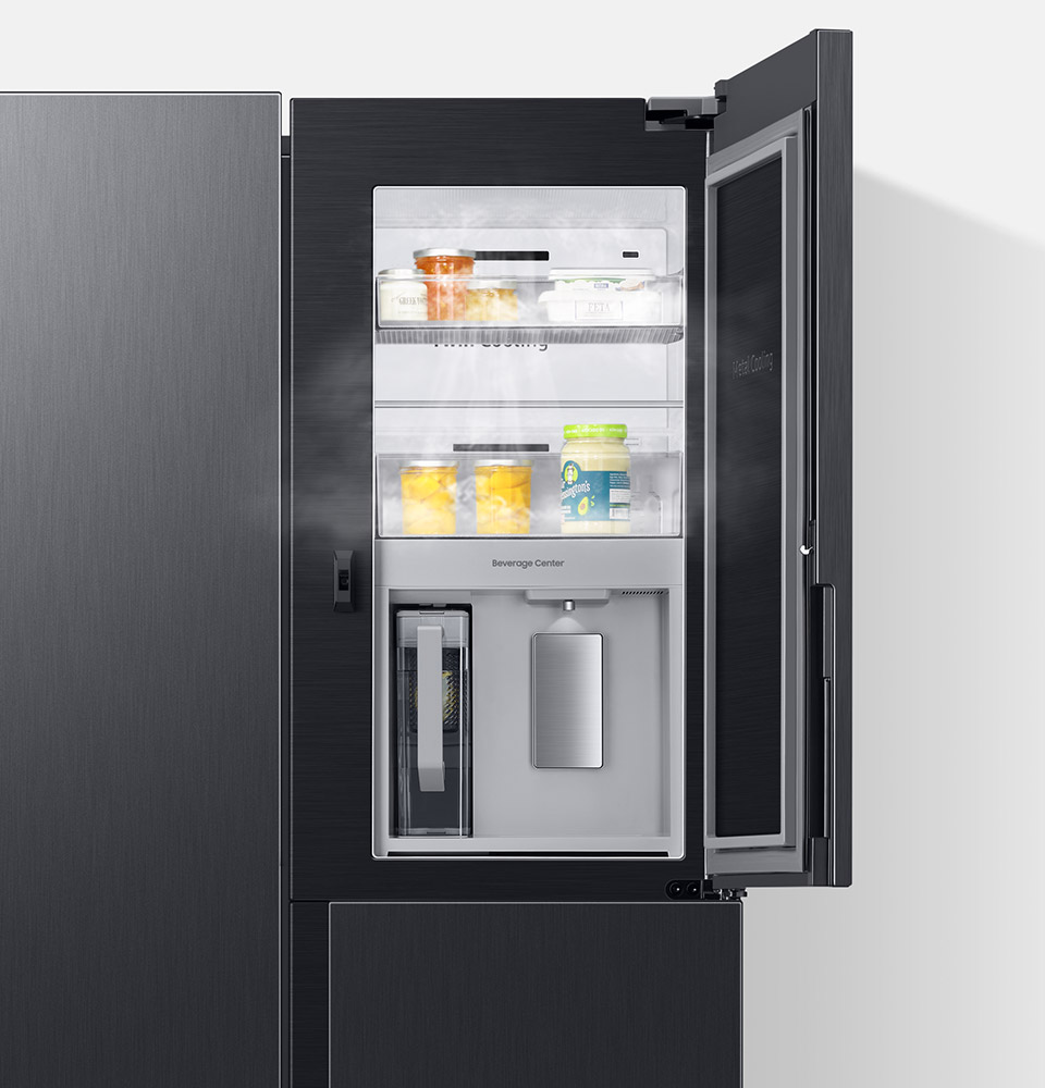 Zbliżenie na prawą górną część lodówki czyli drzwi Showcase i produkty, po które możesz łatwiej sięgnąć