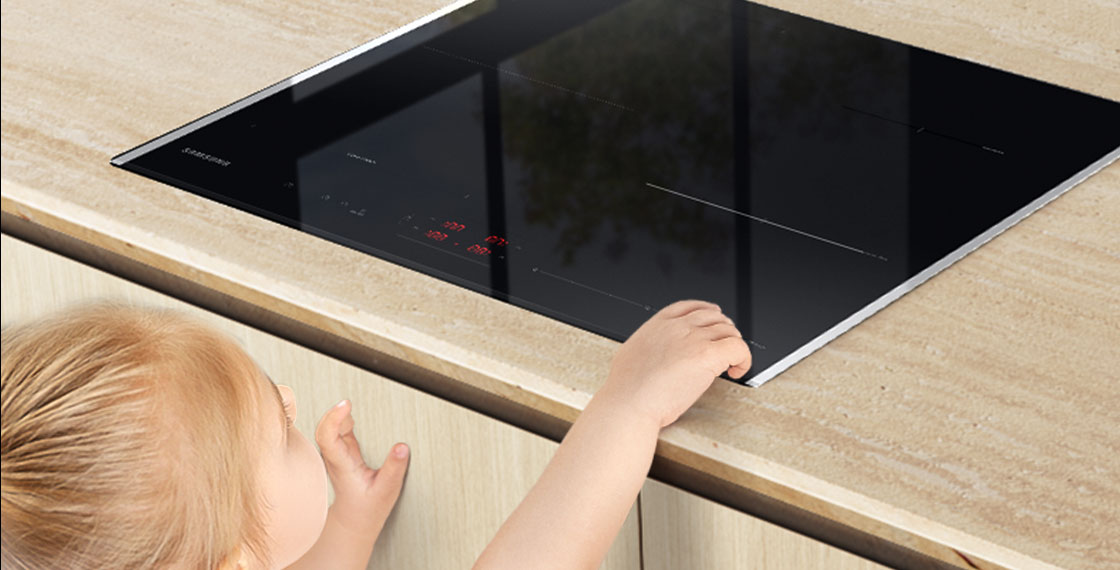 Czarna płyta indukcyjna Samsung Slim Fit nie zostanie uruchomiona przez dziecko, bo ma włączoną blokadę.