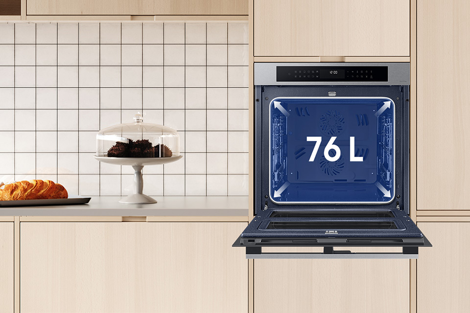 Piekarnik Samsung NV7B4345VAS w zabudowie meblowej z otwartymi drzwiami pokazuje jak pojemna jest komora