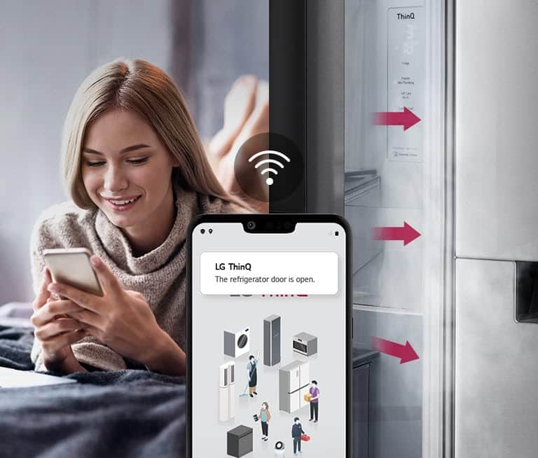 Na jednym zdjęciu kobieta leży na łóżku i patrzy na ekran telefonu. Na drugim zdjęciu widać lodówkę z niezamkniętymi drzwiami. Na pierwszym planie obu zdjęć znajduje się ekran telefonu, na którym widać powiadomienia aplikacji LG ThinQ, a nad telefonem znajduje się ikona Wi-Fi.