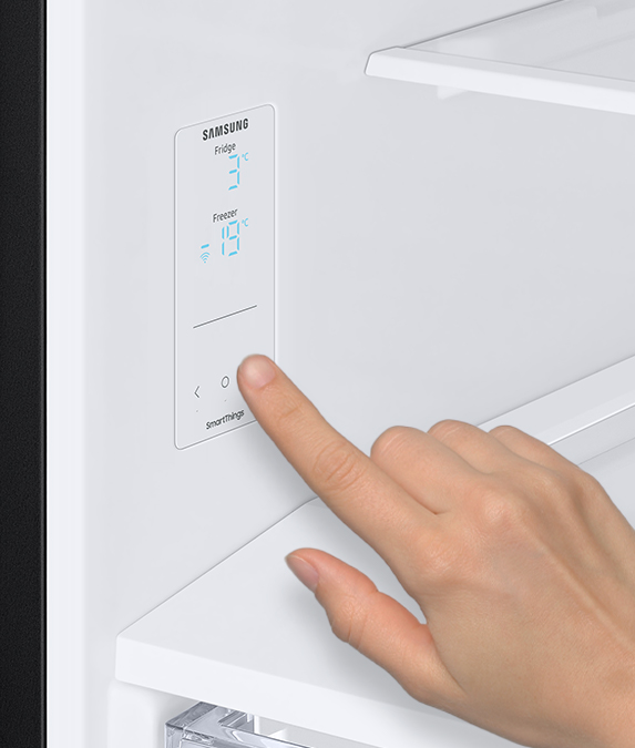 Wewnętrzny panel sterowania Samsung RB34C635EBN zapewnia pełną kontrolę nad ustawieniami lodówki