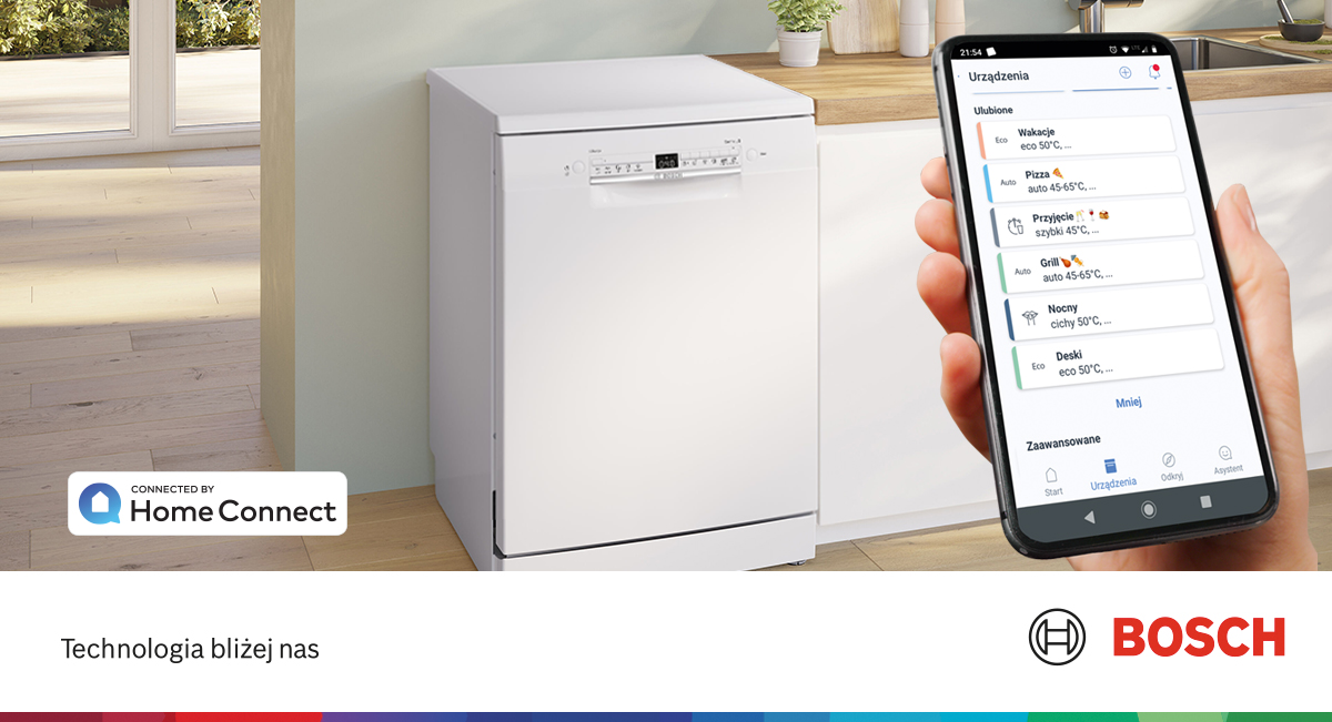 Zmywarka w ciągu meblowym. Na pierwszym planie ręka ze smartfonem i aplikacją Home Connect.