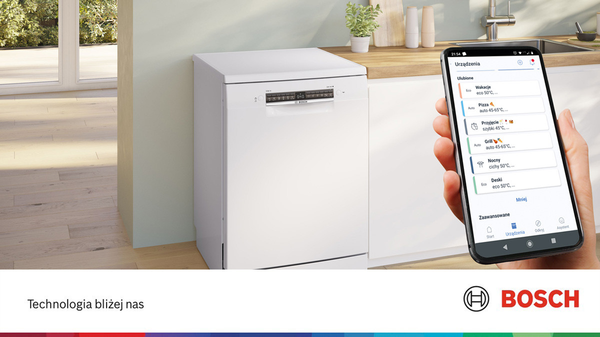 Zmywarka w ciągu meblowym. Na pierwszym planie ręka ze smartfonem i aplikacją Home Connect.