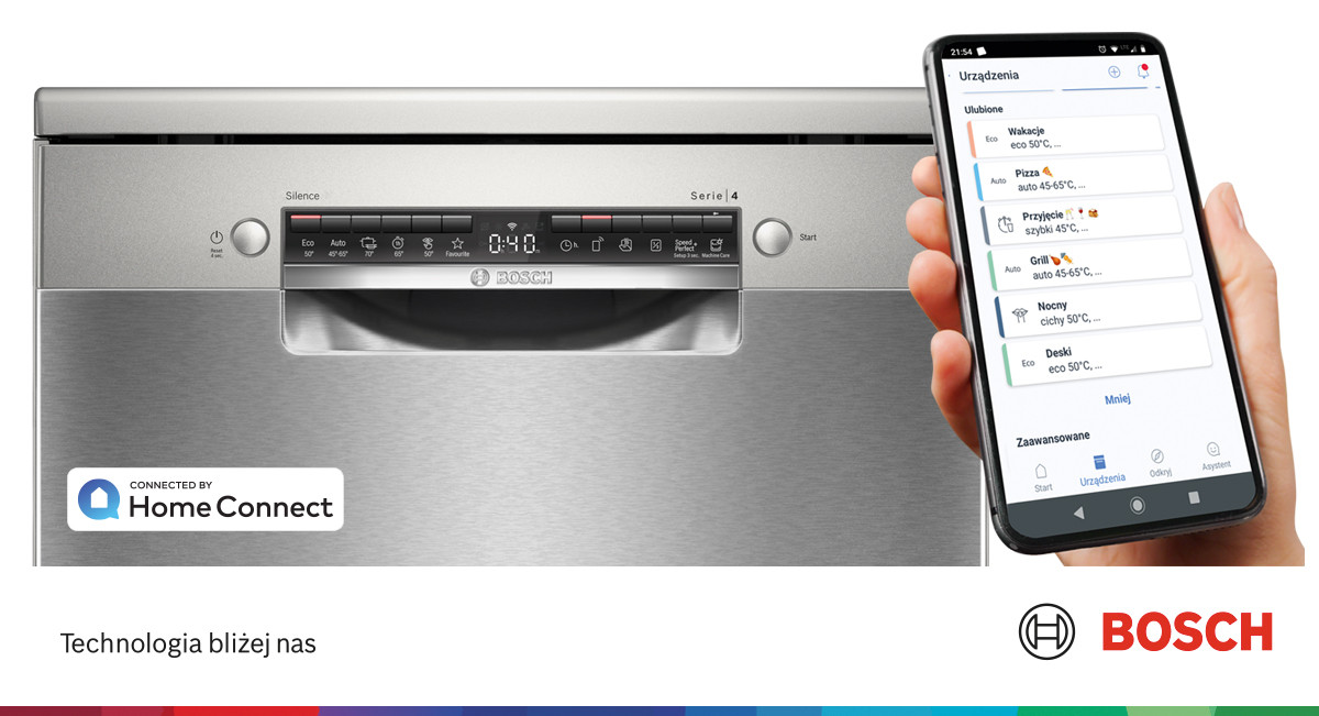 Zmywarka w ciągu meblowym. Na pierwszym planie ręka ze smartfonem i aplikacją Home Connect.
