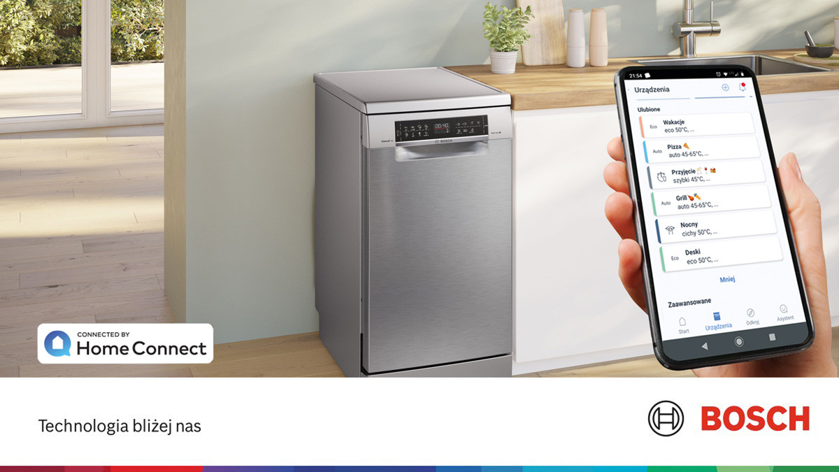 Zmywarka w ciągu meblowym. Na pierwszym planie ręka ze smartfonem i aplikacją Home Connect.