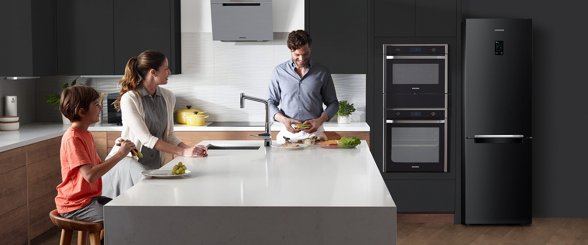 Dzięki wielu praktycznym rozwiązaniom, lodówka Samsung zadba o świeżość przechowywanych produktów. Co więcej, za sprawą udogodnień, zmieścisz w niej więcej