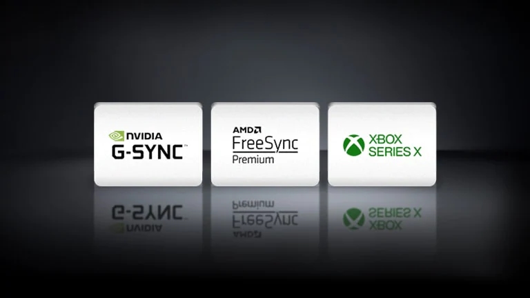 Logo NVIDIA G-SYNC, logo AMD FreeSync i logo XBOX SEREIS X ustawione w rzędzie na czarnym tle.