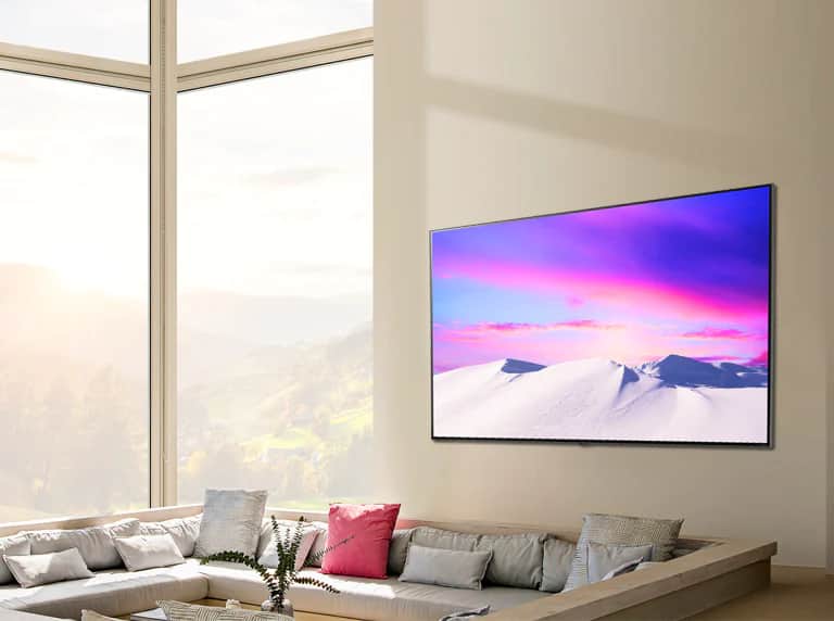 Scena przedstawiająca duży i smukły telewizor LG NanoCell TV wiszący na ścianie. 
