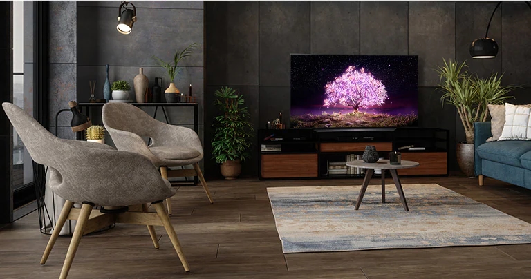 Telewizor przedstawiający drzewo emitujące fioletowe światło w luksusowo urządzonym domu