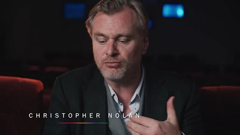 Christopher Nolan biorący udział w wywiadzie w teatrze